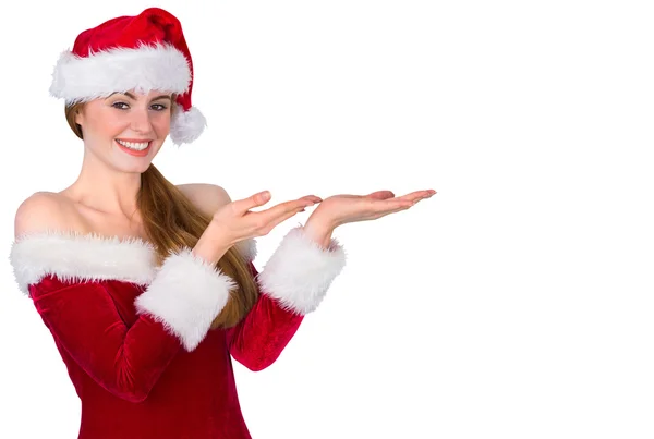 Jolie rousse en tenue de Père Noël présentant avec les mains — Photo