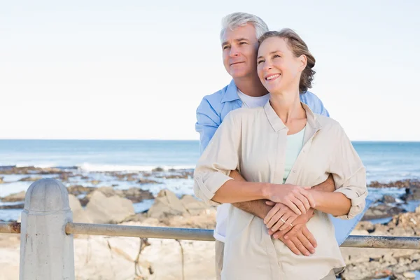 Heureux couple décontracté embrasser par la côte — Photo