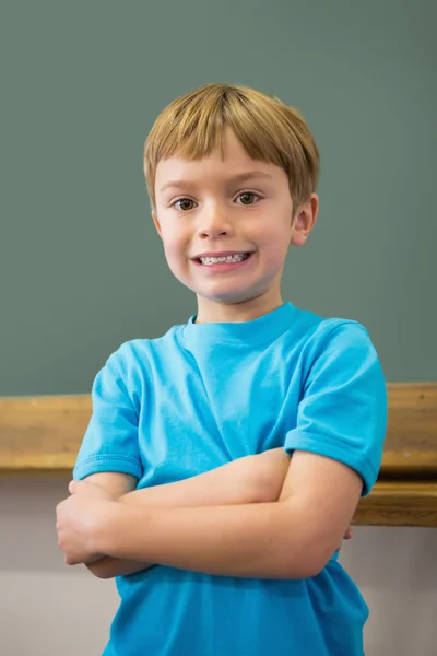 Glad elev leende i klassrummet — Stockfoto
