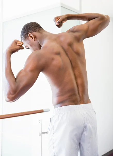 Shirtless muscular man flexing muscles — Stock Photo, Image