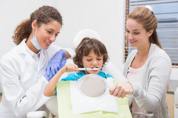 Dentista pediátrico — Foto de Stock