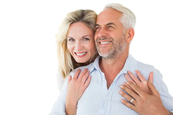 Sonriente pareja abrazándose con la mujer mirando a la cámara —  Fotos de Stock