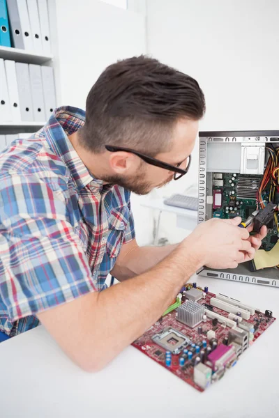 Computertechniker arbeitet an defekter CPU — Stockfoto