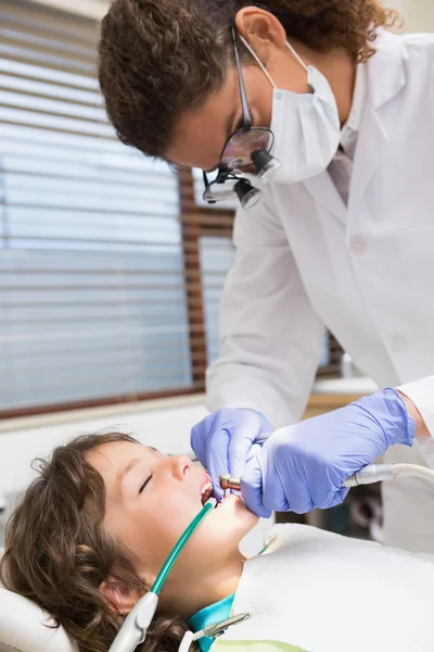Dentista pediátrico examinando um menino dentes nos dentistas — Fotografia de Stock
