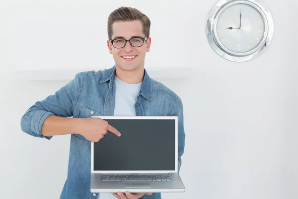 Nerd empresario sosteniendo portátil — Foto de Stock