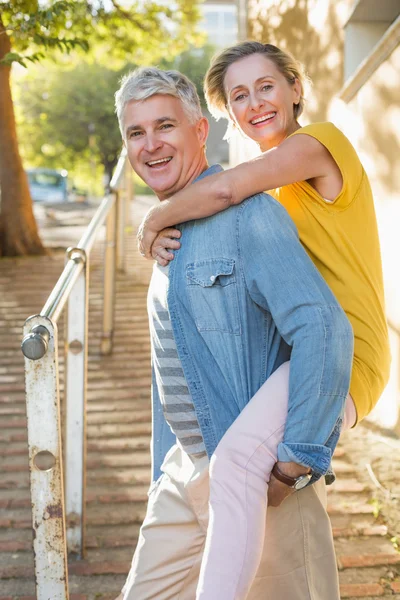 Glad äldre par att ha roligt i staden — Stockfoto