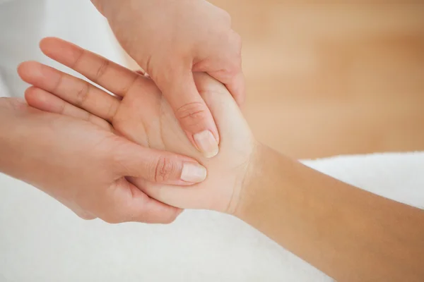 Frau erhält Handmassage — Stockfoto