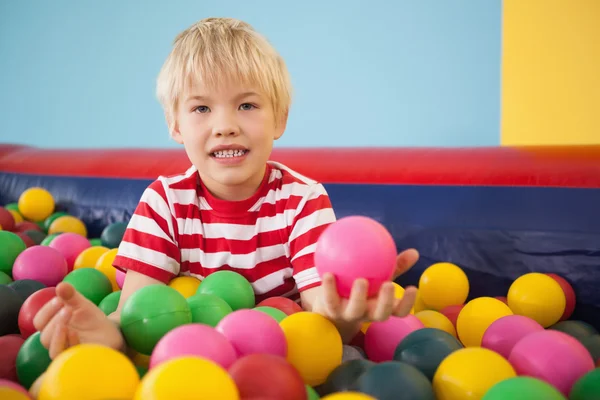 Jongen spelen in ballenbad — Stockfoto