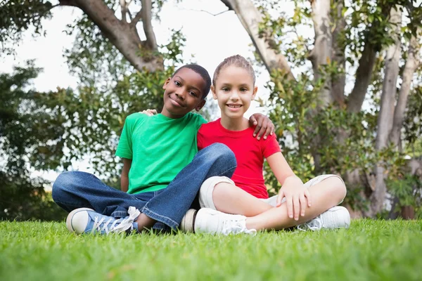 Lindos niños afuera en la hierba —  Fotos de Stock