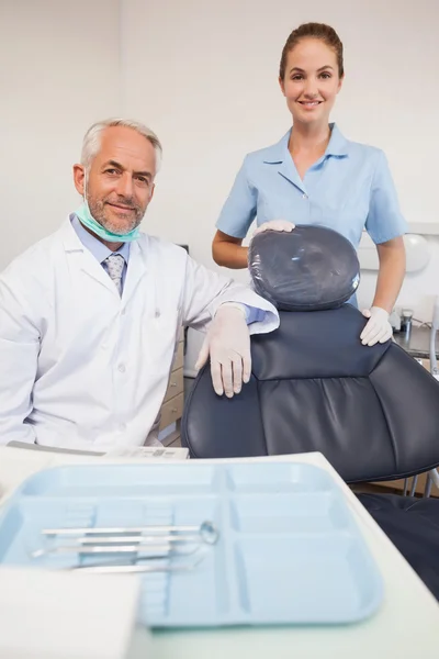 Dentist and assistant smiling at camera — Stock Photo, Image