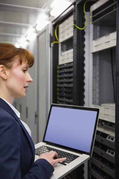 Mooie technicus met behulp van laptop — Stockfoto