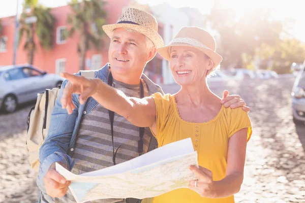 Pareja turística feliz usando mapa en la ciudad — Foto de Stock