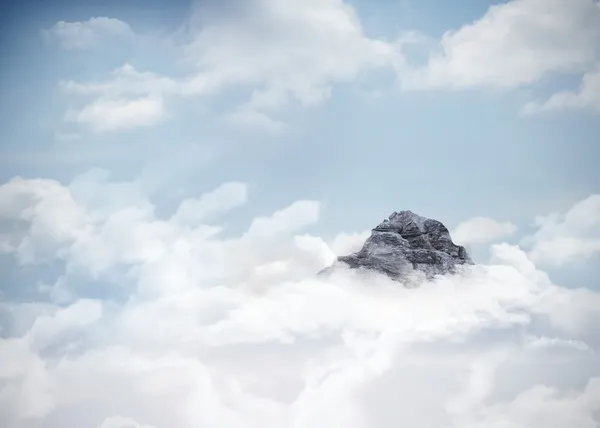 Bergstoppen genom molnen — Stockfoto