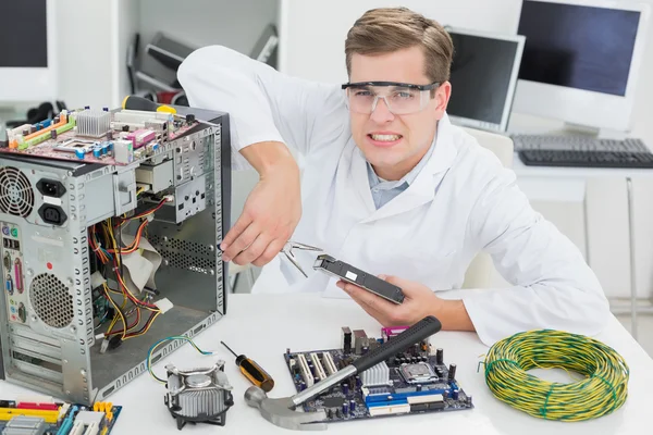 Angry computer engineer working — Stock Photo, Image