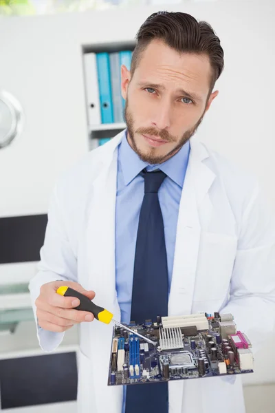 Engenheiro de informática trabalhando em cpu quebrado — Fotografia de Stock