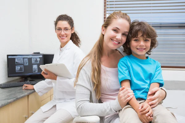 Pediatrische tandarts glimlachen op camera — Stockfoto