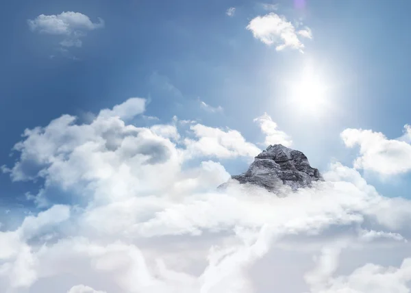 Vrchol hory skrz mraky — Stock fotografie
