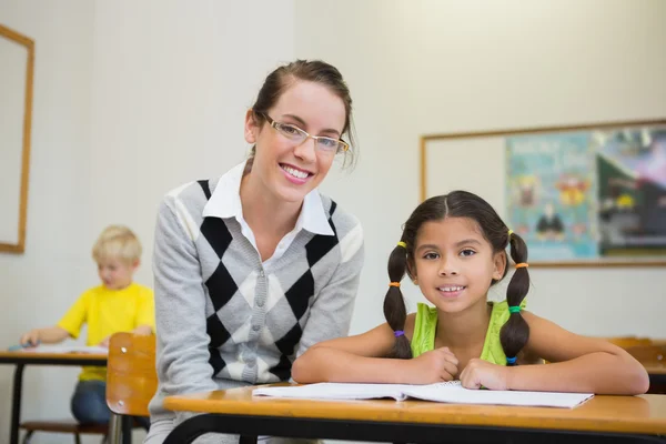 Läraren hjälper eleven i klassrummet — Stockfoto