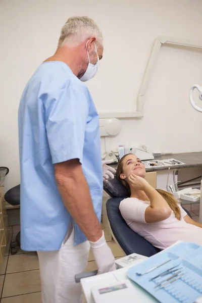 Patient berührt schmerzhaften Mund — Stockfoto