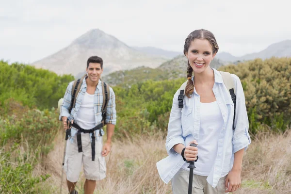 Caminhadas casal andando na paisagem rural — Fotografia de Stock