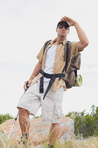 Wandersmann läuft im Gebirge — Stockfoto