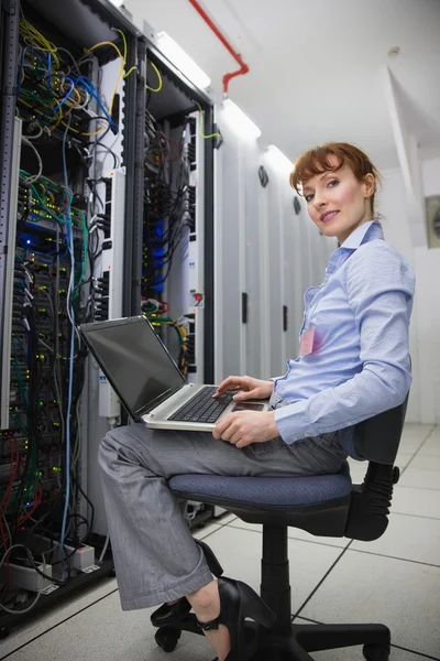 Gelukkig technicus zittend op Conferentiedraai-stoel — Stockfoto