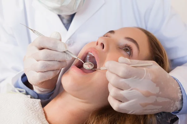 Dentista examinando los dientes de un paciente —  Fotos de Stock