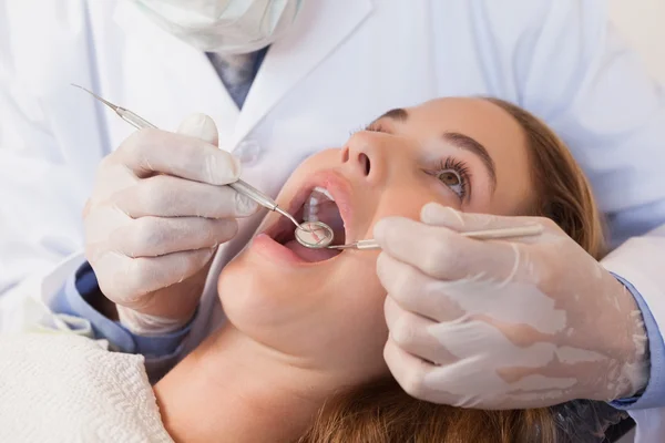 Dentista examinando um paciente dentes — Fotografia de Stock