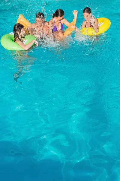 Mensen spelen in het zwembad — Stockfoto