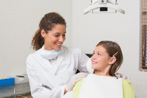 Bambina sorridente con il suo dentista pediatrico — Foto Stock