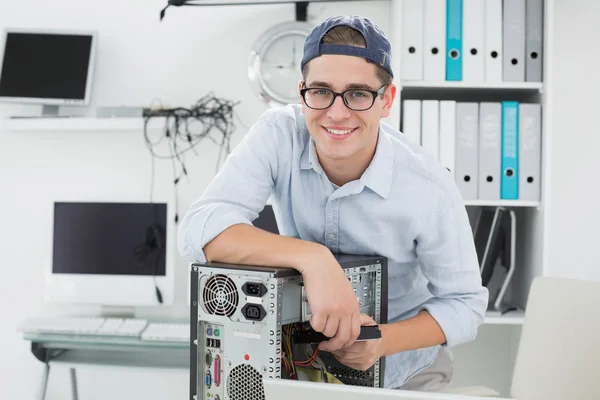 Computertechniker arbeitet an kaputter Konsole — Stockfoto