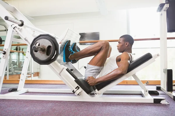 Tyngdlyftare gör ben pressar i gym — Stockfoto