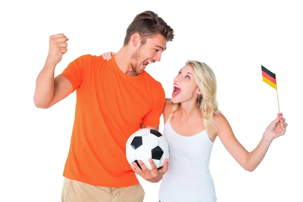 Emocionada pareja de aficionados al fútbol animando — Foto de Stock