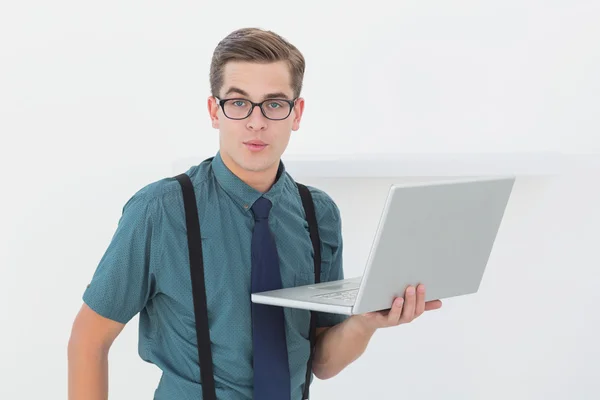 Nerdy işadamı holding laptop — Stok fotoğraf