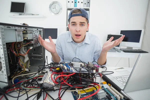 Confused computer engineer working — Stock Photo, Image