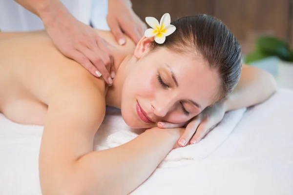 Attraktive Frau erhält Rückenmassage im Wellness-Center — Stockfoto