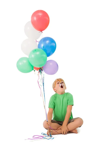 Menino feliz na pintura de cara de tigre com balões — Fotografia de Stock