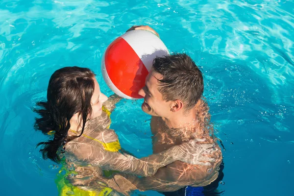 Pareja jugando en la piscina — Foto de Stock