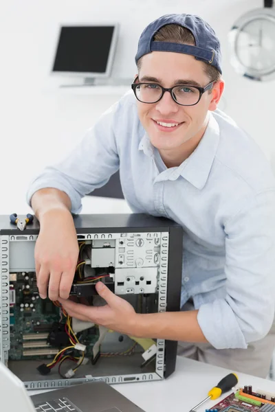 Computertechnicus werkt aan kapotte console — Stockfoto