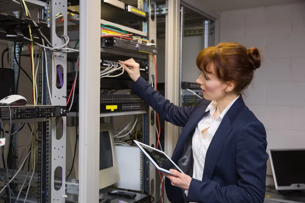 Szép technikus, tábla-pc használata — Stockfoto