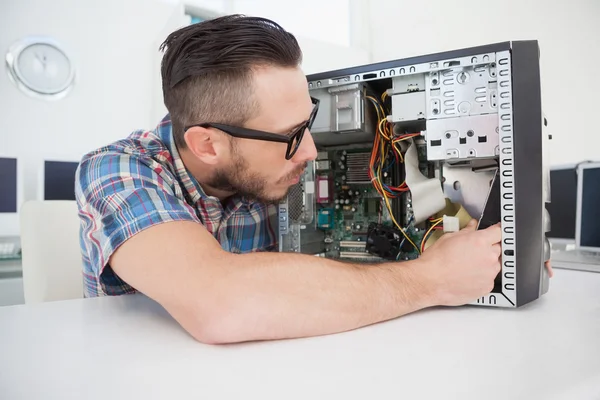 Ingeniero informático que trabaja en la consola rota — Foto de Stock