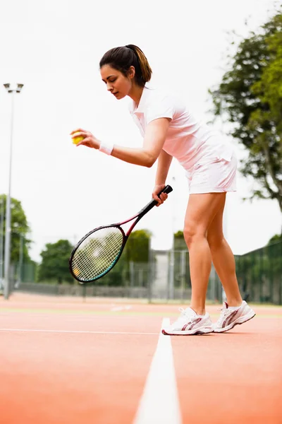 Теннисист играет матч на корте — стоковое фото