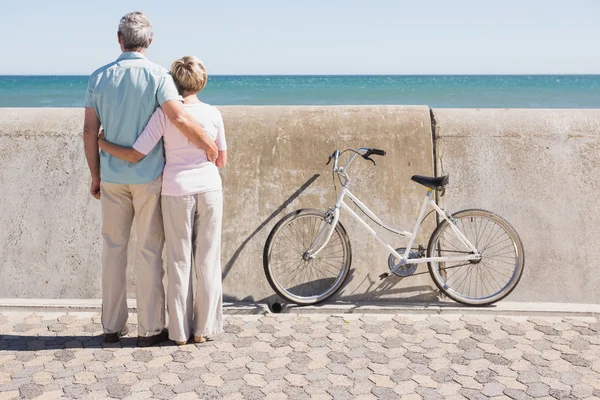 Happy senior couple looking out to the sea — Stock Photo, Image