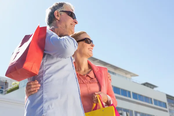 Gelukkige senior paar houden shopping tassen — Stockfoto