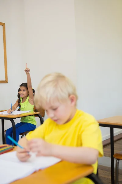 Leerlingen kleuren bij bureaus in klas — Stockfoto