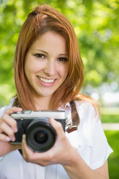 Rotschopf macht ein Foto im Park — Stockfoto