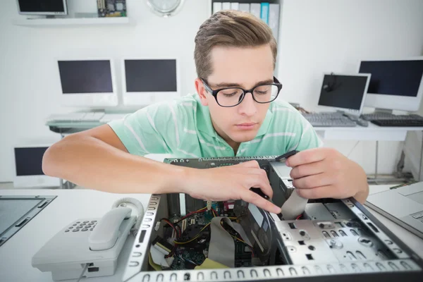Techniker arbeitet an kaputtem Computer — Stockfoto