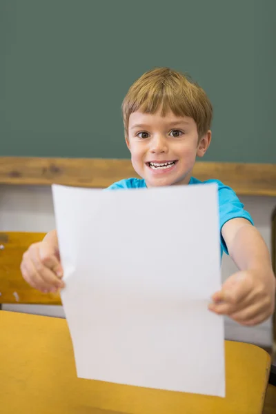 Mignon élève dans la salle de classe montrant la page — Photo