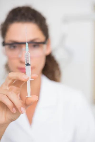 Assistente dentário a preparar uma injecção — Fotografia de Stock