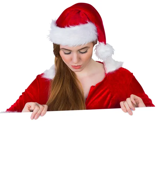 Menina bonita em Santa traje mostrando cartão — Fotografia de Stock